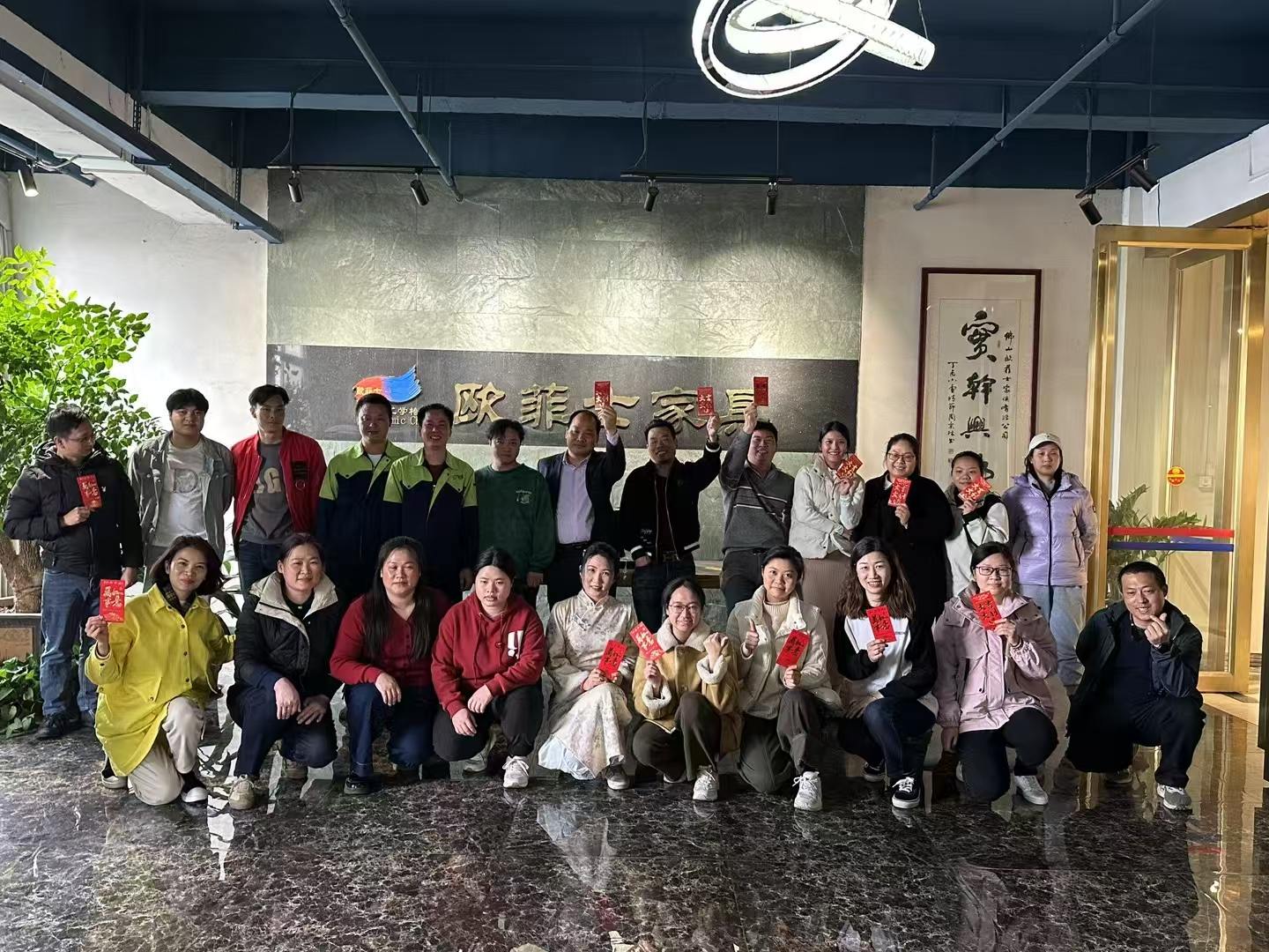 Bienvenido después de las vacaciones de Año Nuevo Chino 2025: Foshan Ofc Furniture Co., Ltd. reanuda las operaciones y da la bienvenida a los clientes nuevos y que regresan.